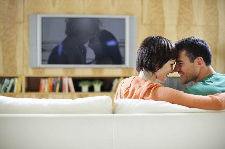 Televizor u spavaćoj sobi poboljšava seks: Vode ljubav i gledaju omiljenu seriju!