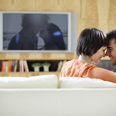 Televizor u spavaćoj sobi poboljšava seks: Vode ljubav i gledaju omiljenu seriju!