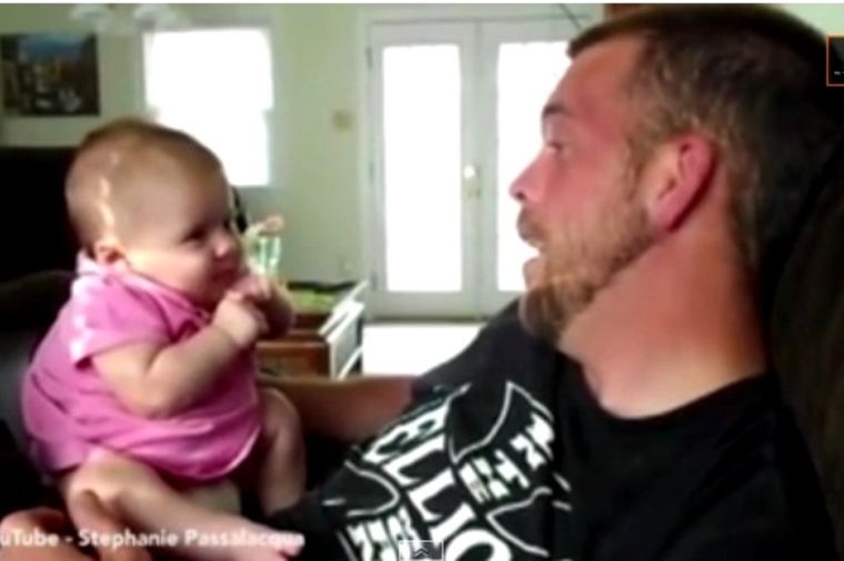 Kako je tata naučio dvomesečnu bebu da kaže volim te! (VIDEO)