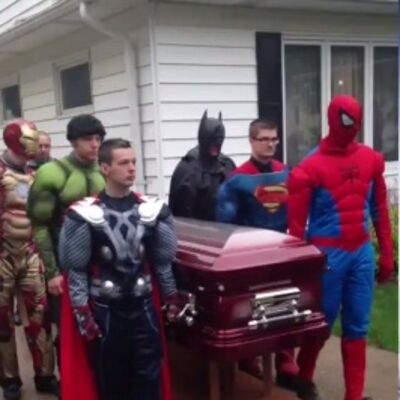 Slika koja je rasplakala internet: Dečaka sahranili njegovi omiljeni superheroji (FOTO)