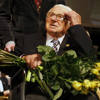 Pravi heroj: Čovek koji je spasao skoro 700 dece od nacista doživeo 105. godinu! (FOTO)