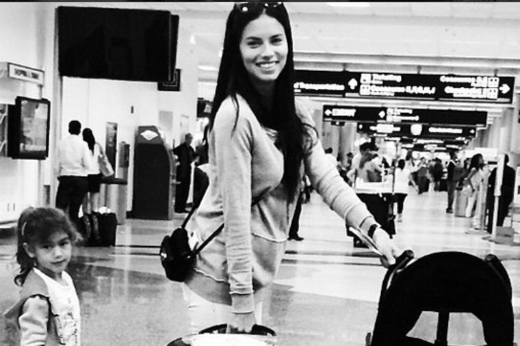 Adrijana Lima sa ćerkama na aerodromu: Majami, doviđenja! (FOTO)