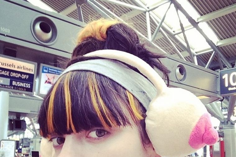 Lili Alen i njen neobičan modni dodatak: Štitnici za uši u obliku grudi (FOTO)
