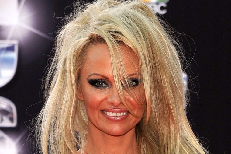 Pamela Anderson svojom pojavom iznenadila mnoge: Gde li joj se žurilo? (FOTO)