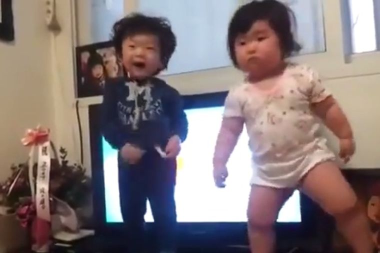 Neodoljivi bebeći ples: Fantastična koreografija koja je osvojila internet! (VIDEO)