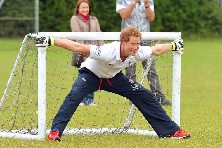 Princ Hari: Dok ga jure udavače, on nikad srećniji sa loptom! (FOTO)