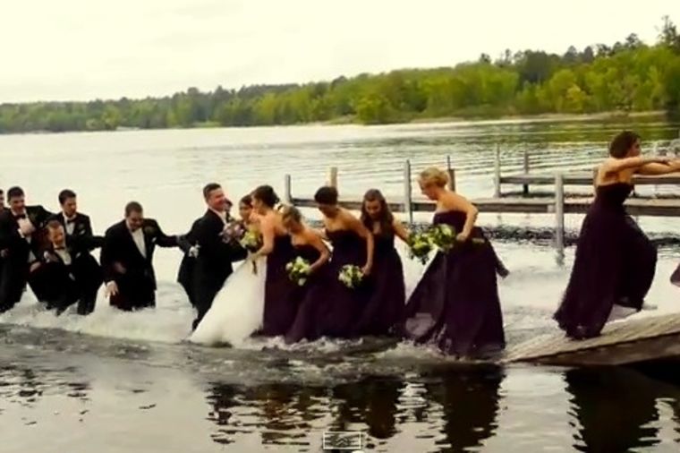 Ne bili im u koži: Kada mladenci i svatovi upadnu u jezero! (VIDEO)