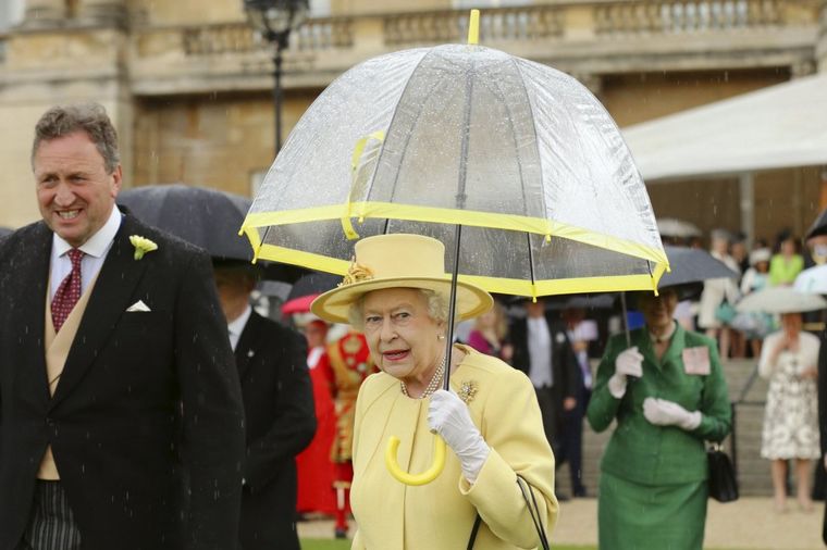 Kraljica napravila zabavu u dvorištu Bakingemske palate: Plan joj pokvarila kiša! (FOTO)