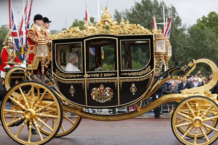 Kraljica Elizabeta proslavila jubilej vladavine: Na proslavu došla u dijamantskoj kočiji! (FOTO)