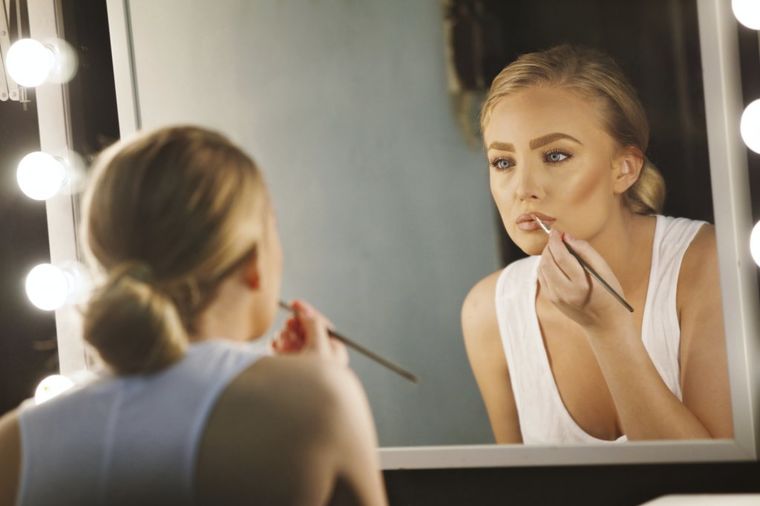 Da li vaše lice ima više godina od vas: 10 grešaka u šminkanju zbog kojih izgledate starije!