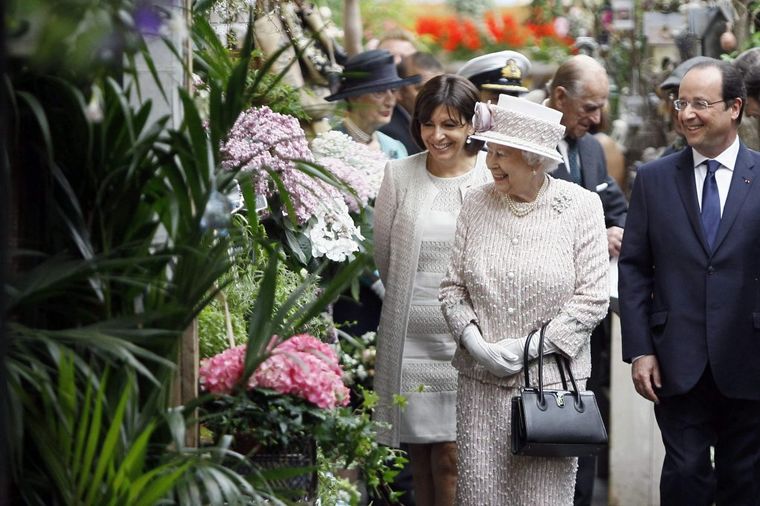 Kraljica Elizabeta posetila parisku pijacu cveća koja je dobila ime po njoj (FOTO)