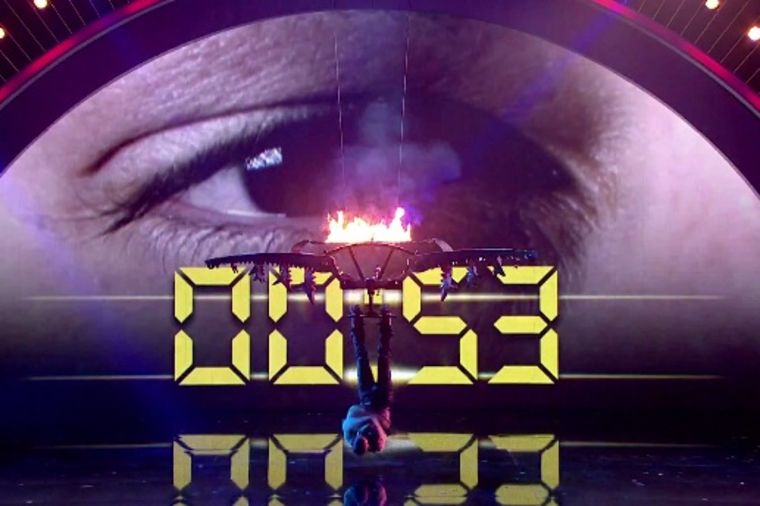 Dramatična tačka: Iluzionista u poslednjoj sekundi spasao živu glavu! (VIDEO)