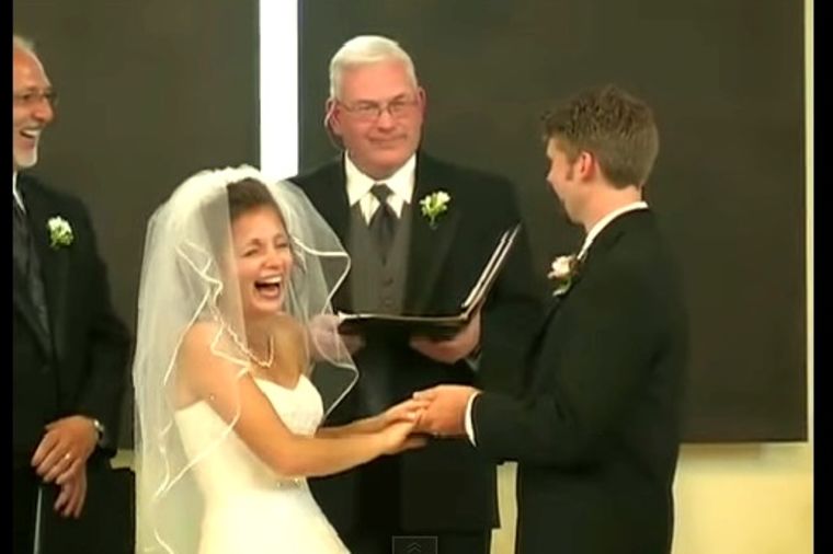 Mlada u sred venčanja prasnula u smeh: Nekako izgovoriše sudbonosno DA! (VIDEO)