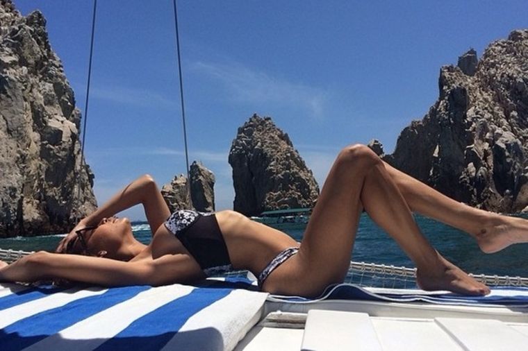 Vreli letnji Instagram prizori: Slavne dame u bikiniju! (FOTO)