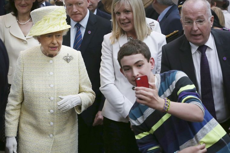 Ta današnja omladina: Mladić prekršio protokol da bi napravio selfi sa kraljicom Elizabetom! (FOTO)