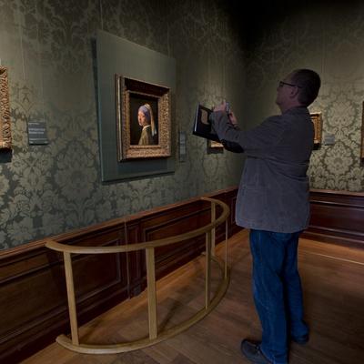 Devojka sa bisernom minđušom se vraća u Hag: Poznata slika ponovo u muzeju Maurichuis (FOTO)