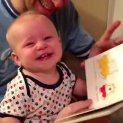 Ko bi mu odoleo: Mali Džek oduševljen knjigom, smeje se iz sveg srca! (VIDEO)