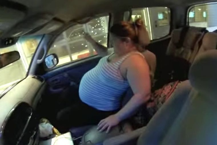 Suprug snimao: Porodila se stojeći dok se držala za vrata automobila! (VIDEO)