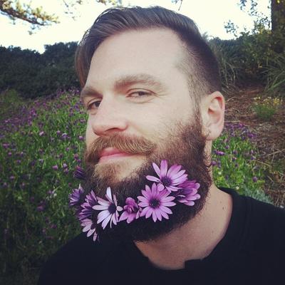 Ruganje ili trend: Muškarci sa cvećem u bradama preplavili internet! (FOTO)