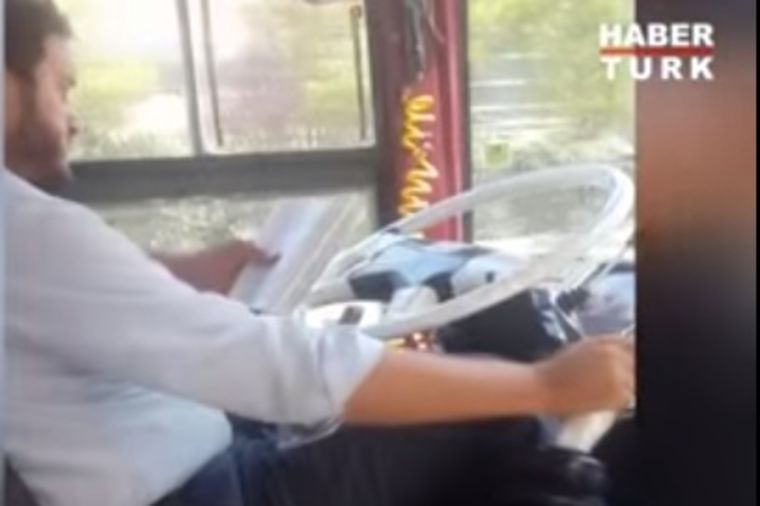 Vozač autobusa čita knjigu dok vozi: Volan vrti kolenom, u prepunom Istanbulu (VIDEO)