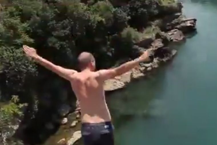 Uznemirujuće: Amerikanac skočio sa Starog mosta i jedva ostao živ! (VIDEO)
