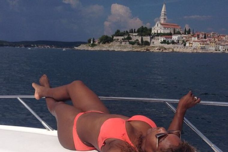 Uživanje na hrvatskom primorju: Serena Vilijams u seksi izdanju! (FOTO)