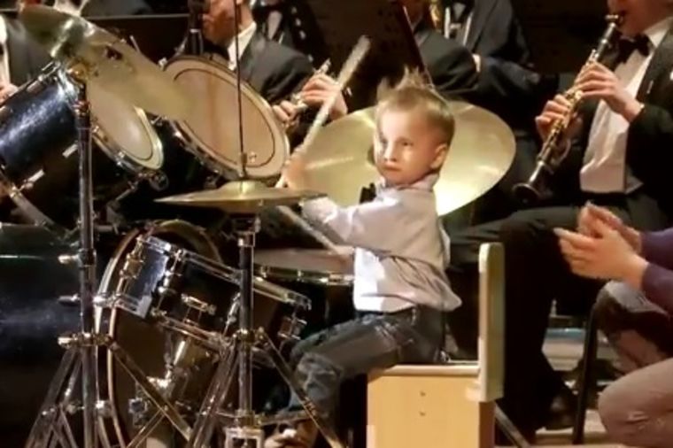 Čudo od deteta: Četvorogodišnji dečak svira bubnjeve u filharmoniji! (VIDEO)