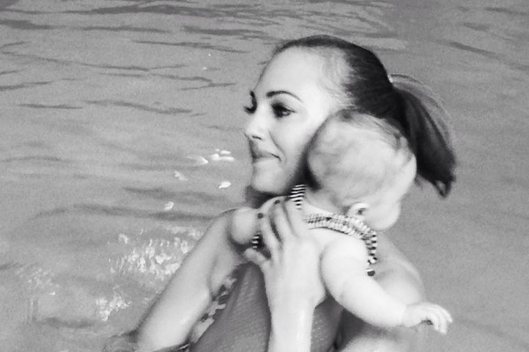 Zajedničko kupanje: Hurem sa ćerkom Larom u naručju! (FOTO)