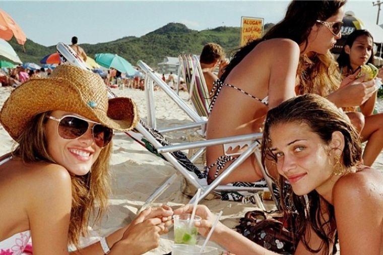 Seksi Alesandra Ambrozio: Sunčanje u toplesu sa drugaricama! (FOTO)