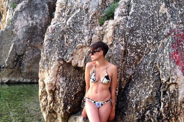 More, sunce, plaža i Sara Jovanović u bikiniju! (FOTO)