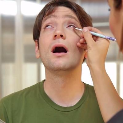 Iskopaće mi oko mini grabuljama: Urnebesne reakcije muškaraca koje prvi put šminkaju! (VIDEO)