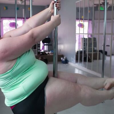Ne brine šta će drugi da pomisle: Najdeblja plesačica oko šipke obožava svoje telo! (FOTO, VIDEO)