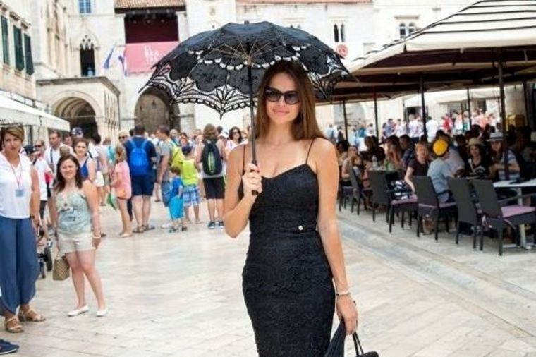 Prefinjeni seksepil: Severina u čipkanoj haljini sa kišobrančićem! (FOTO)