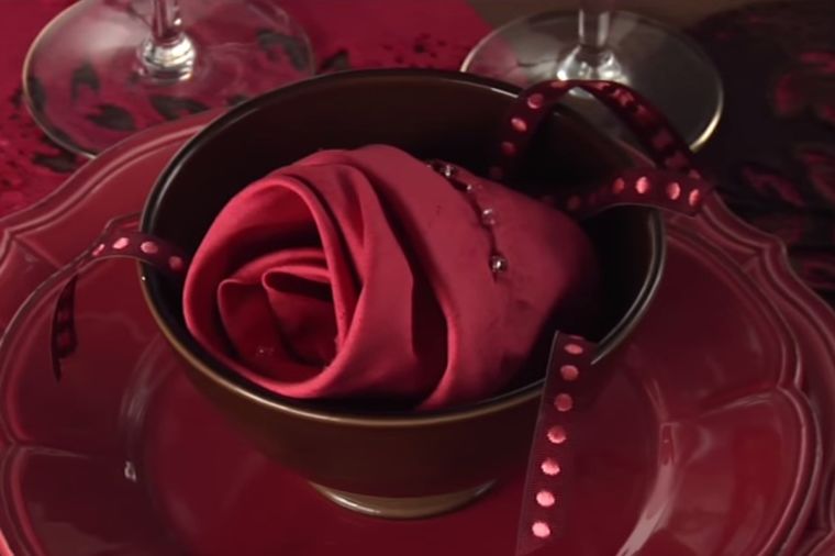 Oduševite goste: Ukrasite sto salvetama u obliku ruže! (VIDEO)