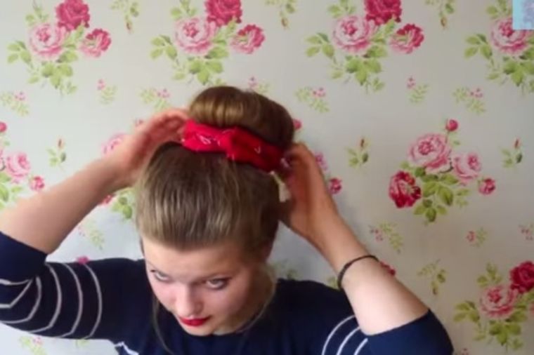 Letnji šik: Kako da maramom ukrasite kosu! (VIDEO)