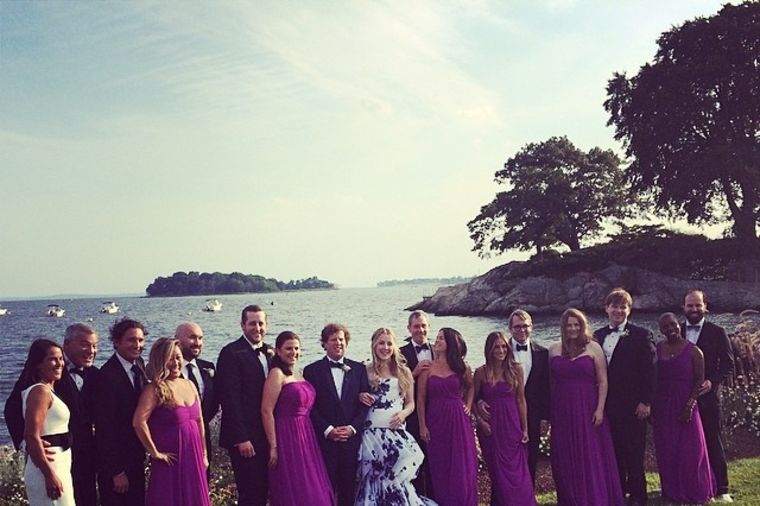 Srećna mlada je maznula za deverušu: Sara Džesika Parker u ljubičastoj haljini na svadbi! (FOTO)