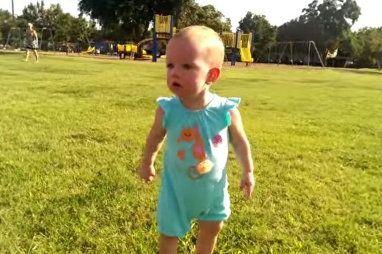 Dirnuće vas pravo u srce: Devojčica se oprašta od svoje cucle! (VIDEO)