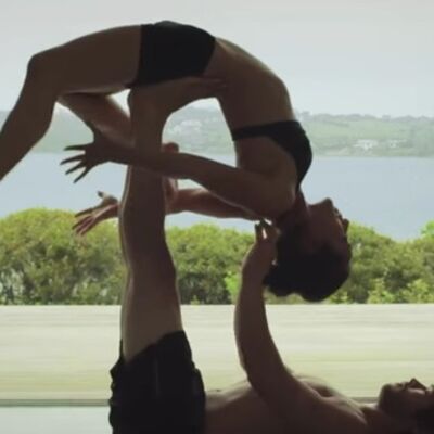 Seksi duet: Bračni par pokazuje snagu poverenja kroz akrobatsku jogu! (VIDEO)