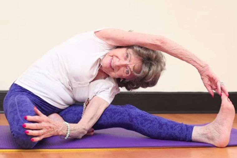 Najstarija instruktorka joge na svetu (96): Godine joj nisu prepreka ni za šta! (FOTO, VIDEO)