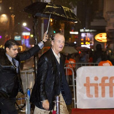 Mokar do gole kože: Glumac u sred oluje deli autograme i osmehuje se reporterima! (FOTO)