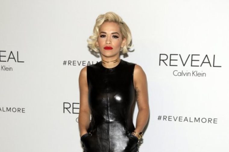 Rita Ora kao domina u crnoj koži: Seksi uska haljina u sado-mazo fazonu! (FOTO)