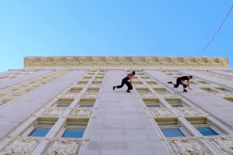 Potpuno neverovatno: Valcer na zidu koji prkosi gravitaciji! (FOTO, VIDEO)