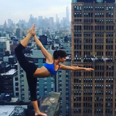 Totalno odlepila: Radila jogu na jednoj nozi na krovu 25. sprata! (FOTO, VIDEO)