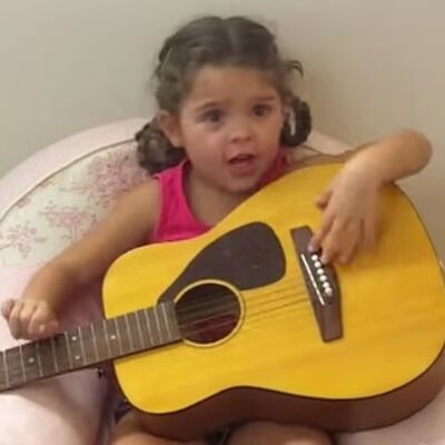 Najmlađa obožavateljka serije Prijatelji: Mala Eni izvela poznatu Fibinu pesmu uz gitaru! (VIDEO)