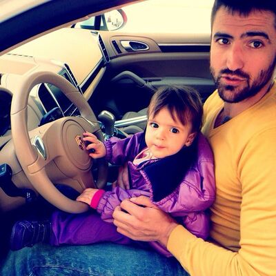 Janko Tipsarević uči ćerkicu da vozi: Prvi čas vožnje male Emili! (FOTO)