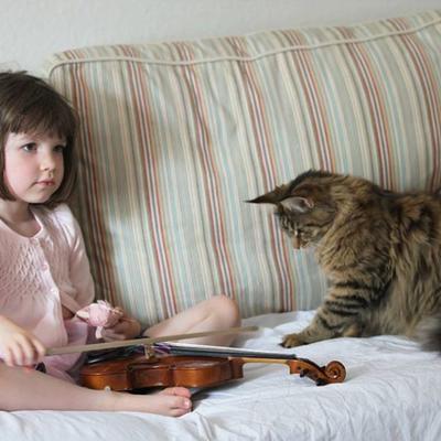 Otopiće vam srce: Mačka se ne odvaja od autistične devojčice (FOTO)