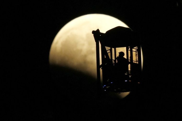 Najbolji zabeleženi prizori "krvavog Meseca" širom sveta! (FOTO)