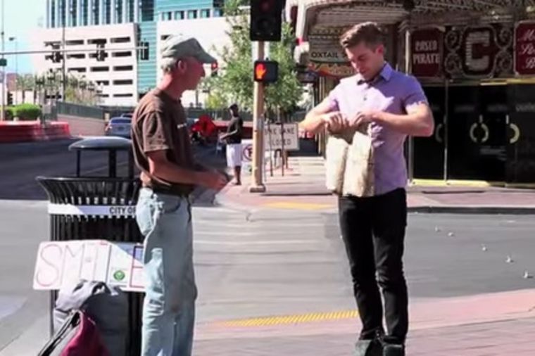Nećete verovati: Čovek pocepao beskućniku natpis za pomoć iz odličnog razloga!