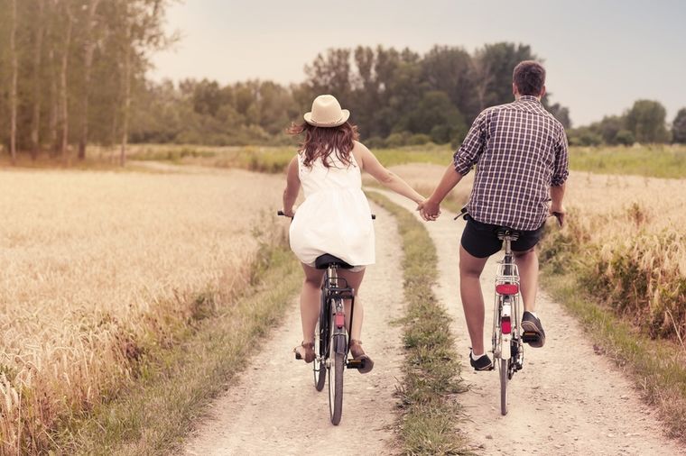 5 stvari na koje muškarci zaboravljaju nakon venčanja: Ne smete prestati da je držite za ruku!