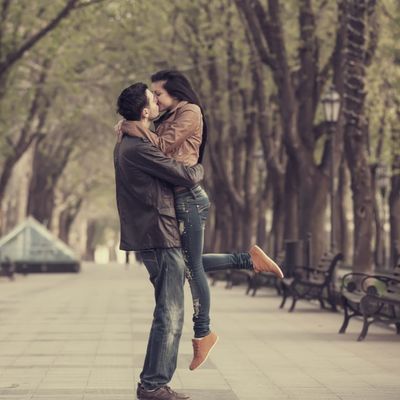 8 izazova koje nosi veza sa previsokim muškarcem: Ljubljenje stojeći zahteva posebne veštine!